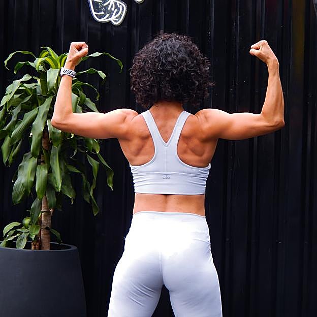 Remo vertical, el ejercicio favorito de la reina Letizia para definir los hombros, mejorar fuerza y acabar con las alas de murciélago