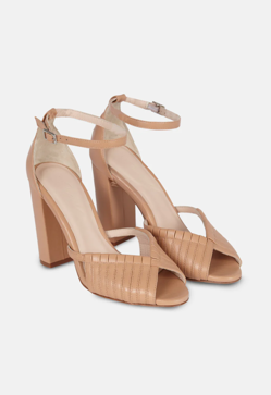 Imagen secundaria 2 - La blazer de Zara, la blusa de Coosy y las sandalias de Micuir.