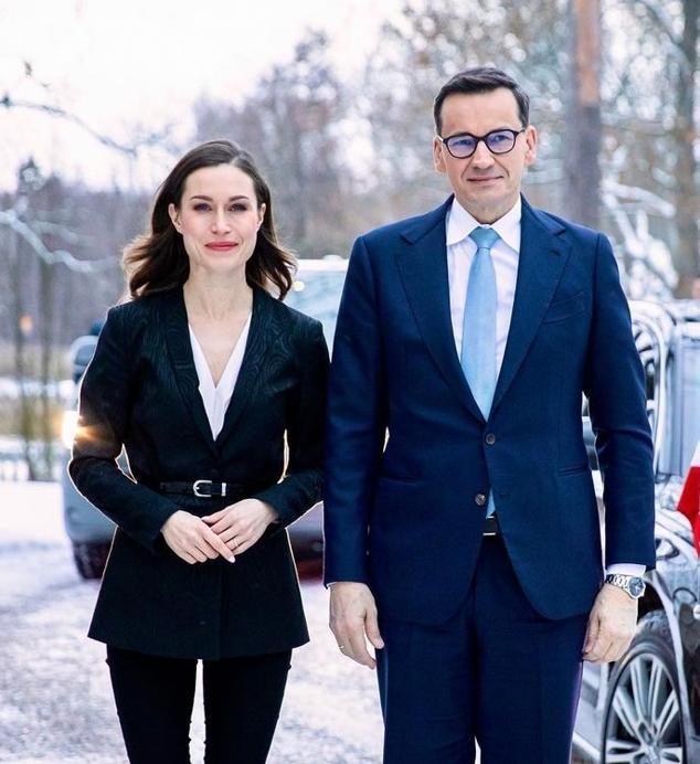 Y aunque recurre muchísimo a las americanas, Sanna Marin las luce de formas diferentes y este truco nos encanta. Escogió una negra básica y añadió un cinturón fino para marcarla a la figura y conseguir un look más estilizado.