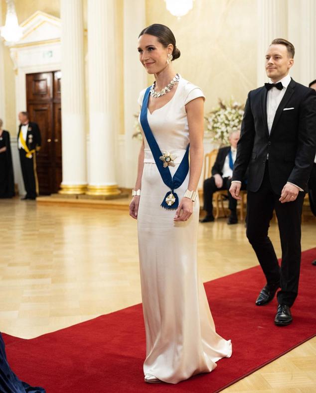 Y Sanna Marin no solo triunfa con los looks de oficina, también la hemos visto deslumbrar en citas de noche. ¿Cómo es este look de gala con un precioso vestido blanco? ¡Estaba ideal!