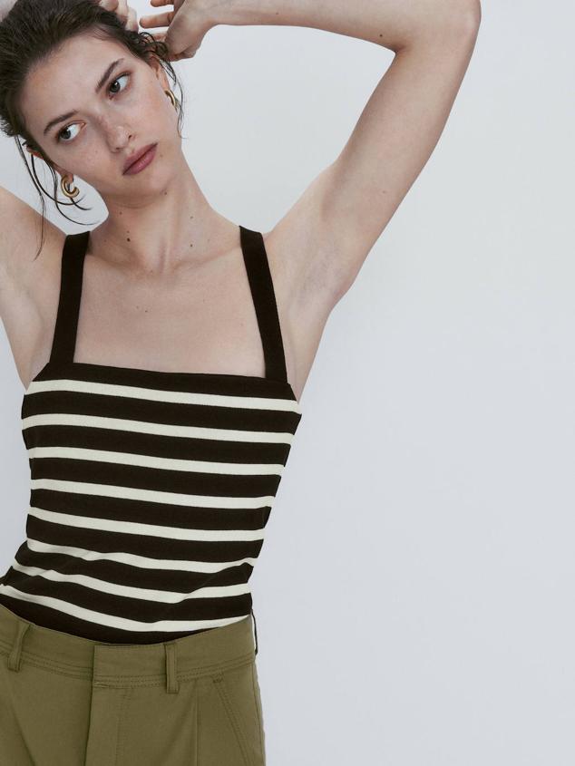 Camiseta con tirantes anchos cruzados en la espalda y escote cuadrado, en print a rayas negro y crudo, de Massimo Dutti. Su precio es de 25,95 euros.