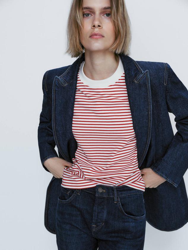 Camiseta de algodón con cuello redondo a contraste, manga corta y estampado de rayas finas color rojo y crudo, de Massimo Dutti. Hazte con ella a 29,95 euros.