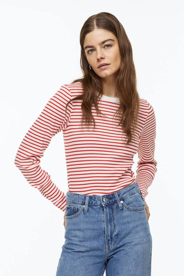 Camiseta en tejido de punto fino canalé con manga larga, cuello redondo y print a rayas, color rojo y blanco, de H&M. Consíguela por 14,99 euros.