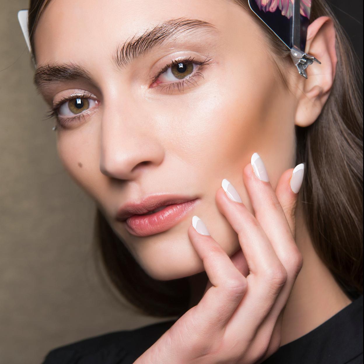 Un look con manicura francesa.