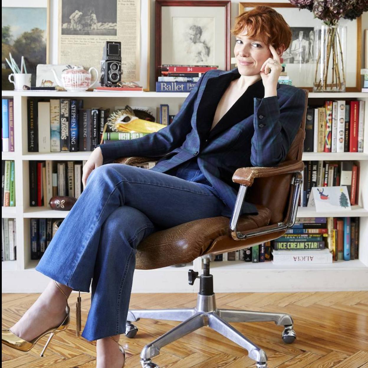 En el salón de su casa, Virginia Feito lleva americana de Bleis Madrid, vaqueros de Pedro del Hierro, zapatos de Jimmy Choo y joyas de Gold&Roses.