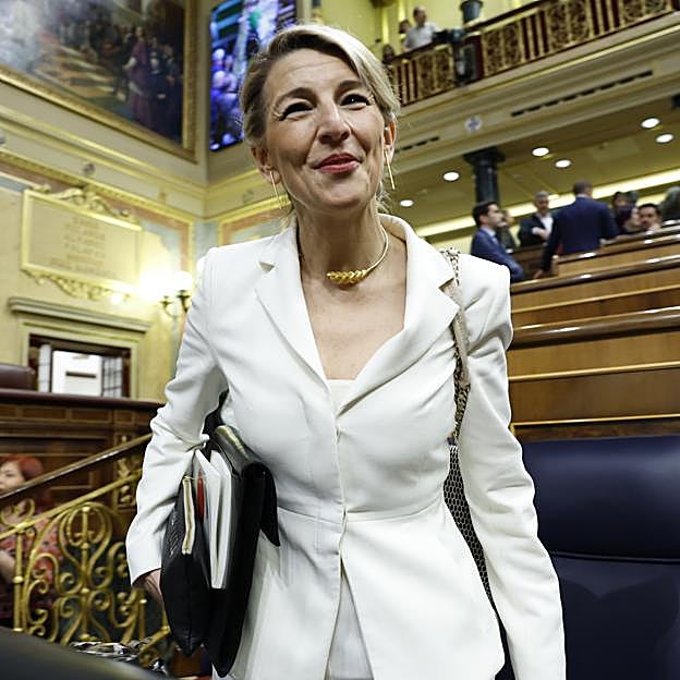 Yolanda Díaz con un traje blanco.