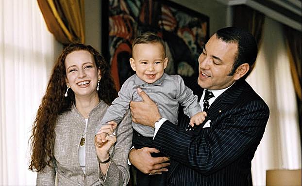 La depuesta Lalla Salma, su hijo, el heredero, y el rey Mohamed VI en una imagen de archivo.