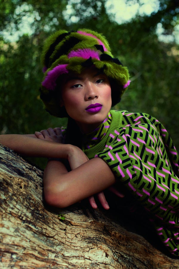 Vestido de jacquard, jersey tipo capa y gorro de pelo sintético, todo de Versace.