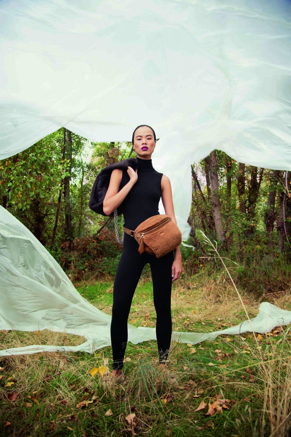 Mono de cachemira, de Michael Kors; bolso con cadena, de Philosophy di Lorenzo Serafini; y bolso teddy de pelo de camello y seda, de Max Mara.