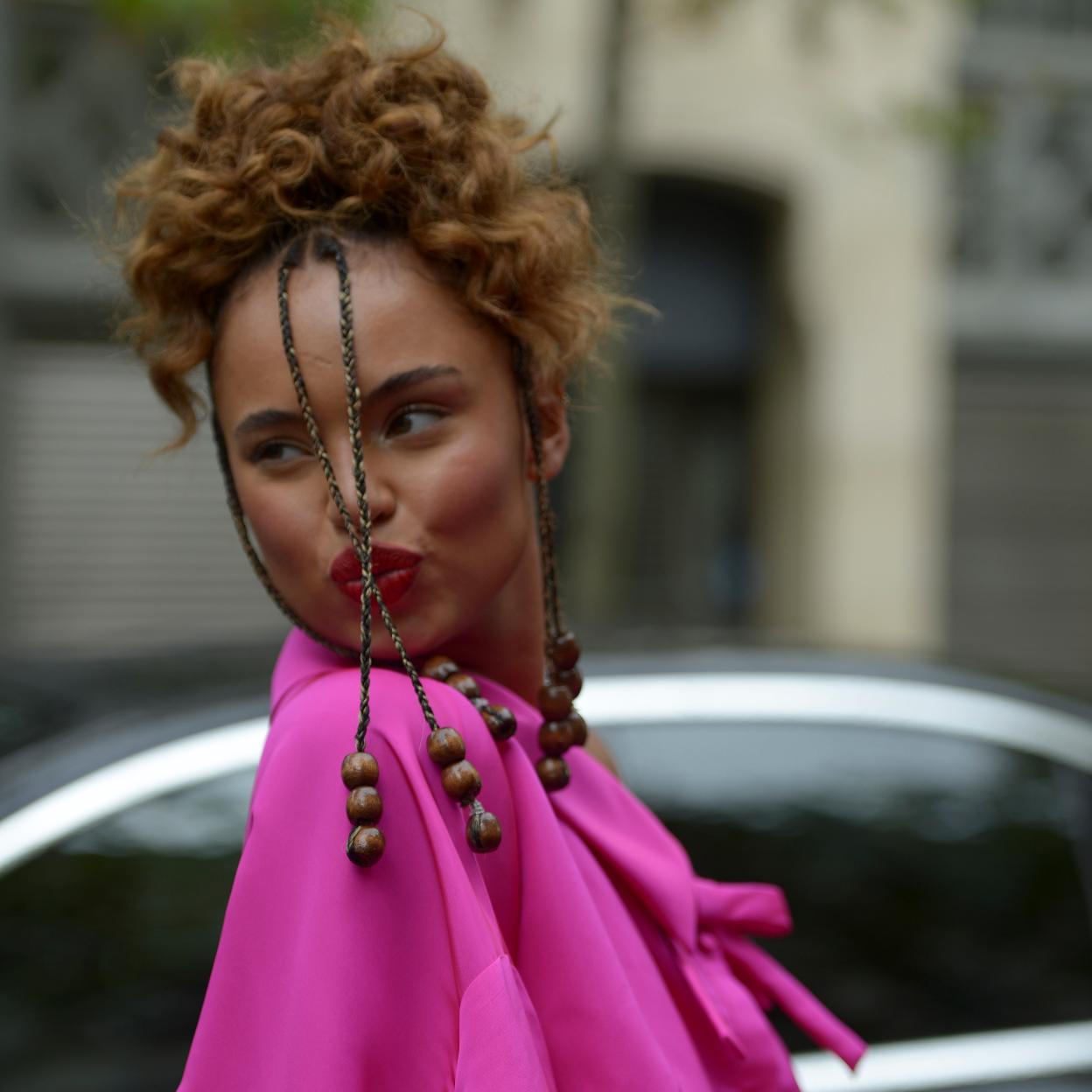 El peinado favorito de las chicas de pelo rizado es el curly rock braid y este es el paso a paso para conseguirlo