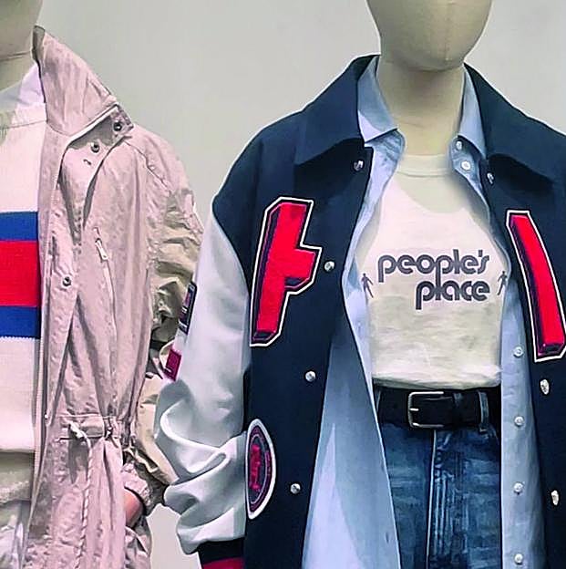 Imagen principal - Prendas de la colección actual con el lema People's place y ropa y accesorios de su archivo histórico, en este edificio de Nueva York .