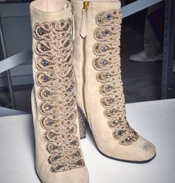 Imagen secundaria 1 - Arriba, artículos de distintas colecciones de Hilfiger y botas de 2016 para Lady Gaga. A la derecha, vestido de fiesta inspirado en los polos de rugby.