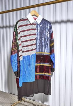 Imagen secundaria 2 - Arriba, artículos de distintas colecciones de Hilfiger y botas de 2016 para Lady Gaga. A la derecha, vestido de fiesta inspirado en los polos de rugby.