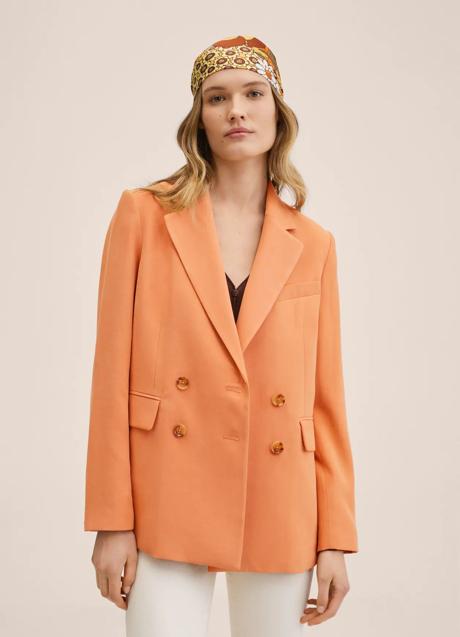 Imagen - Blazer en color naranja de Mango Outlet. Foto: Mango Outlet.