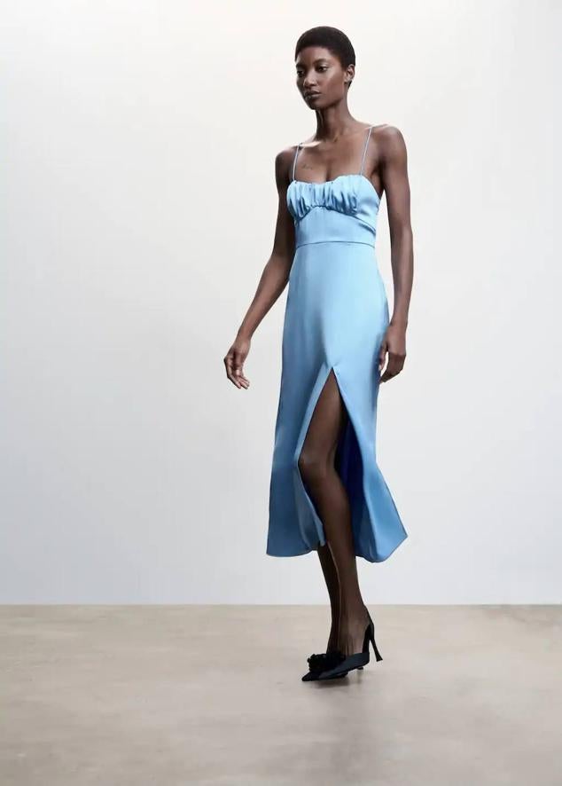 Vestido lencero midi en tejido satinado con escote recto fruncido, tirantes finos, espalda descubierta y abertura en el bajo, tono celeste, de Mango. Su precio es de 39,99 euros.