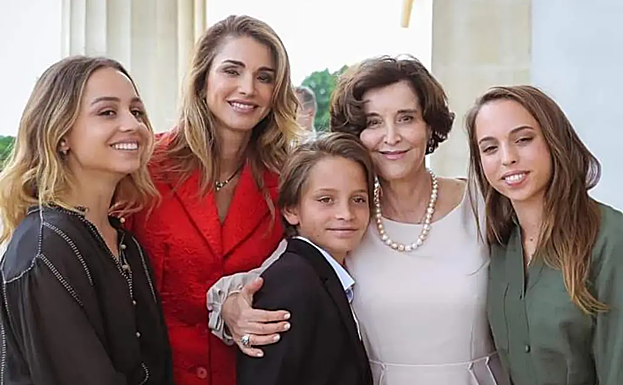 La reina Rania posa con sus hijos y su madre
