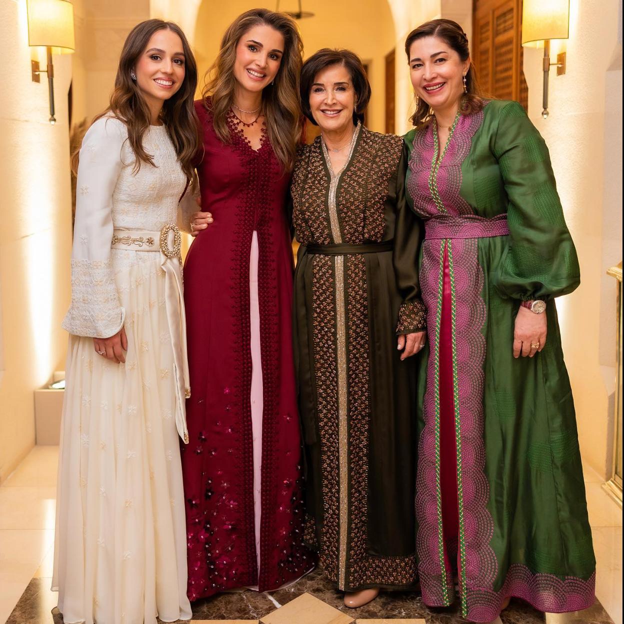 La foto familiar que faltaba de la boda de la princesa Iman, posando con su madre, Rania, su abuela y su tía.