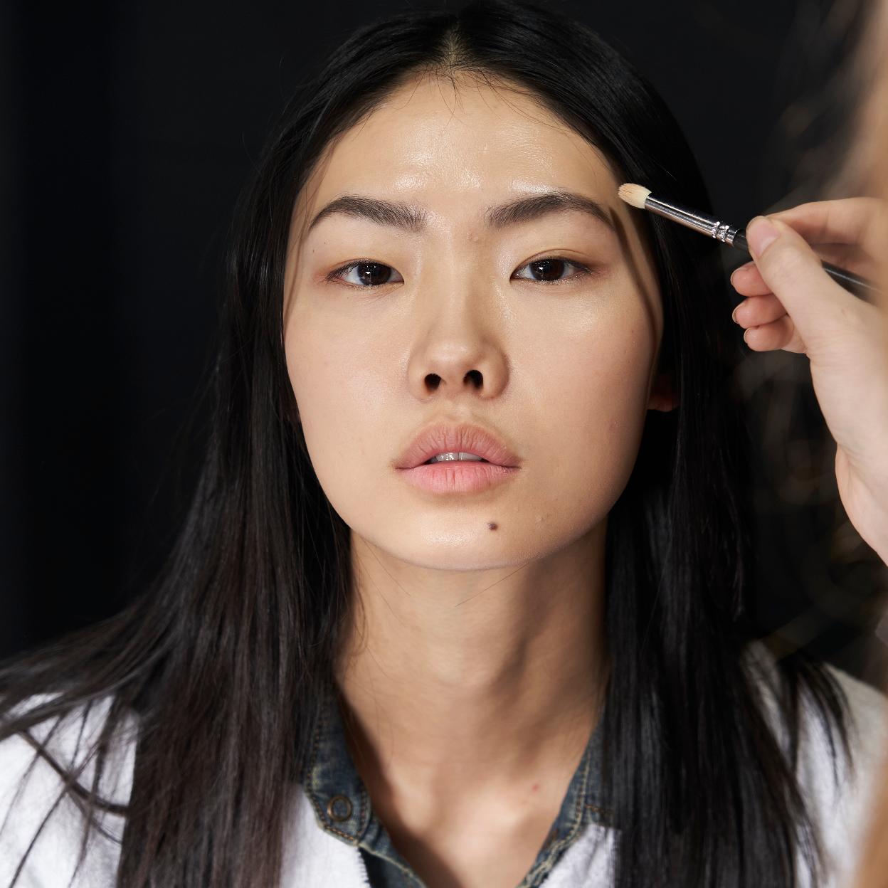 Estos contornos con bakuchiol son perfectos para combatir patas de gallo. 