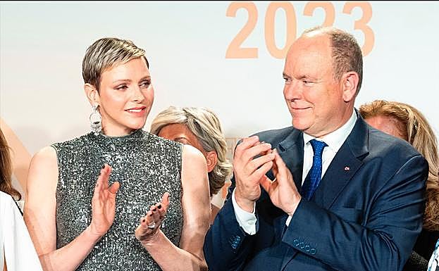 Charlène y Alberto de Mónaco en una acto previo al Baile de la Rosa.