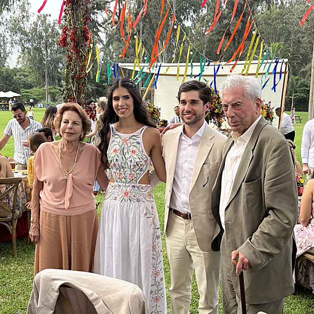 Mario Vargas Llosa, junto a su nieta recién casada y su novio. 