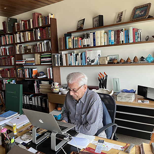 Mario Vargas Llosa, en su despacho de su casa de Lima. 