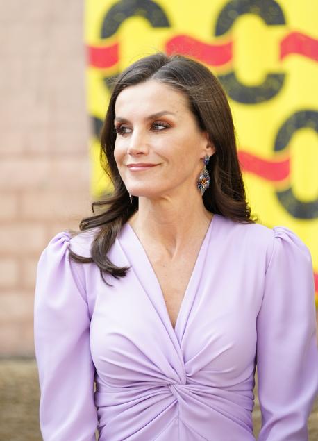 Imagen - La reina Letizia muy favorecida con un vestido lila. / MUJERHOY