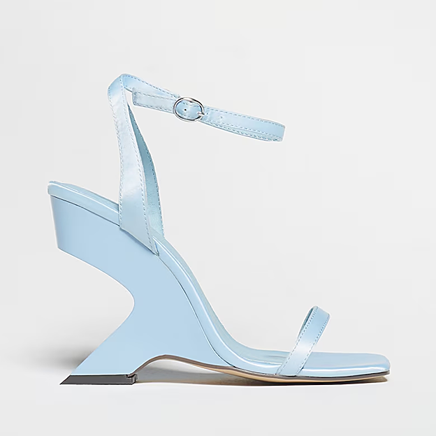 Imagen principal - Las sandalias y el top de Sfera y los pendeintes de Vidal & Vidal.