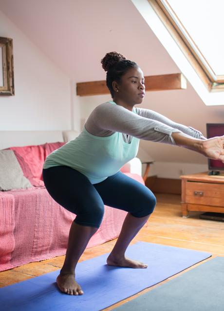 Imagen - Mujer haciendo sentadillas/PEXELS