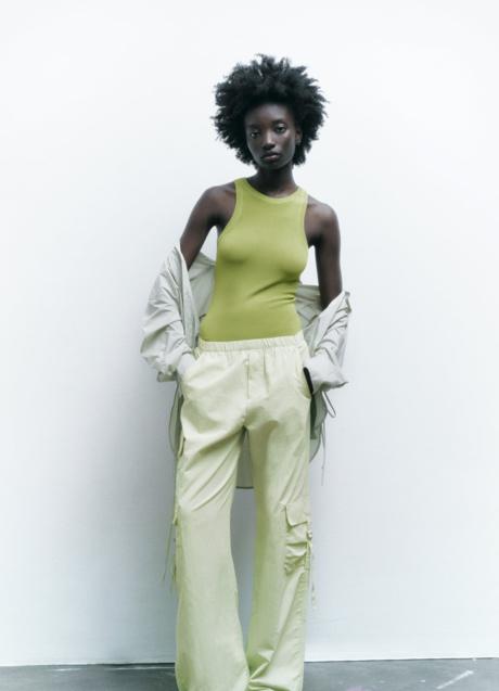 Imagen - Top básico sin mangas de Zara. Foto: Zara.