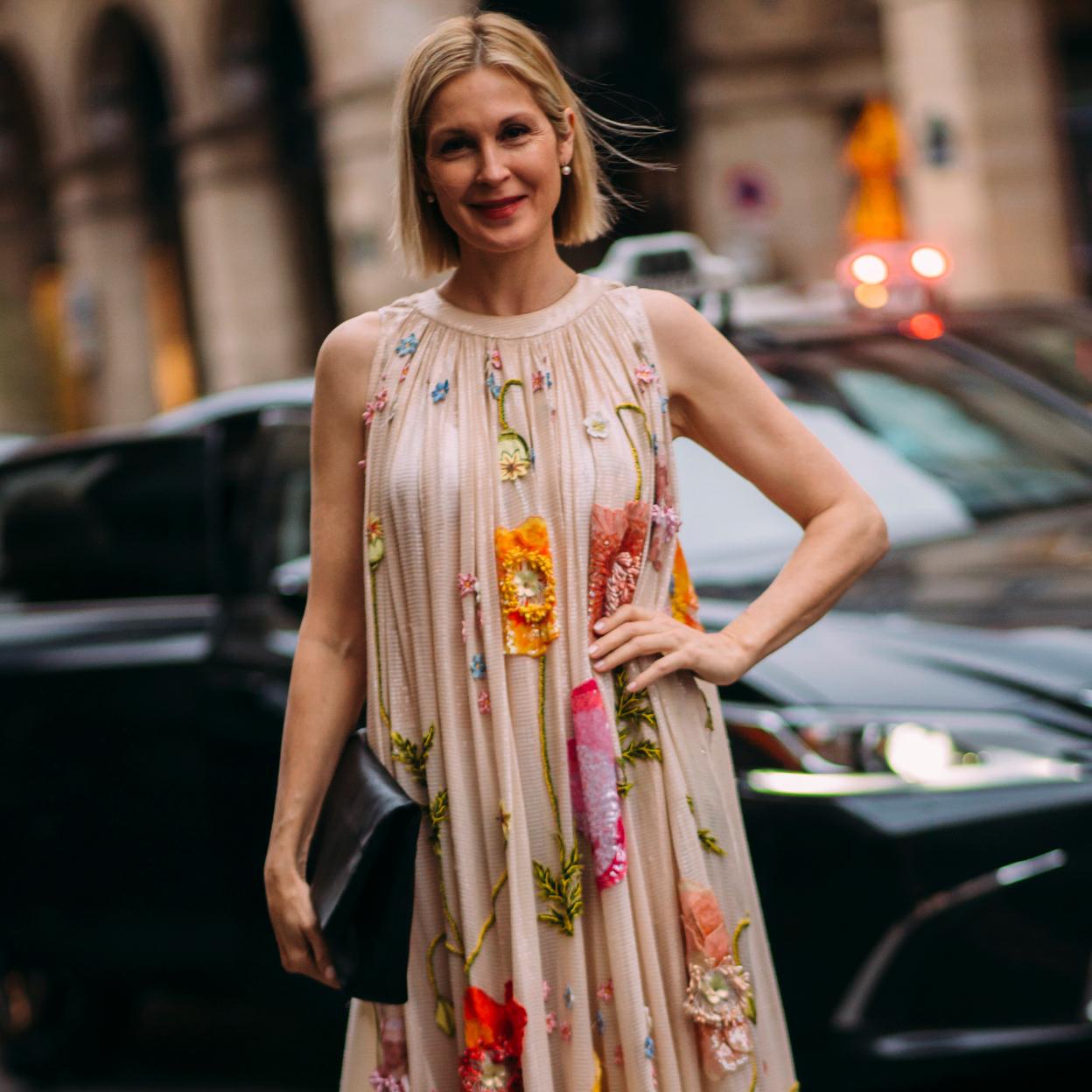 Un look de street style con vestido de flores.
