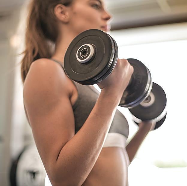 Mujer entrenando fuerza