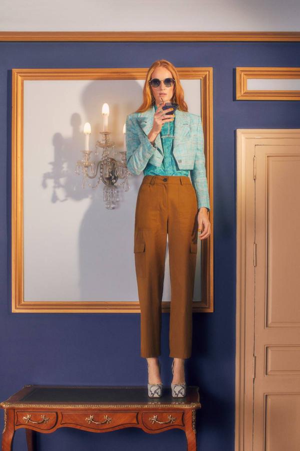 También de estética preppy, pero modernizada con las tendencias de la temporada, puedes decantarte por este look a base de camisa estampada turquesa, chaqueta cropped de tweed azul y pantalones cargo marrones.