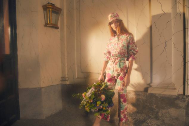 Aunque, si te gusta lo resolutivo del vestido, pero prefieres llevar el estampado de flores de forma más original, debes apostar por este total look con camisa y pantalón de tiro alto con cinturón, a juego, en floral print tonos crudo, azul y rosa, que te hará tipazo, modernizará tu apariencia y te hará ver mucho más guapa.