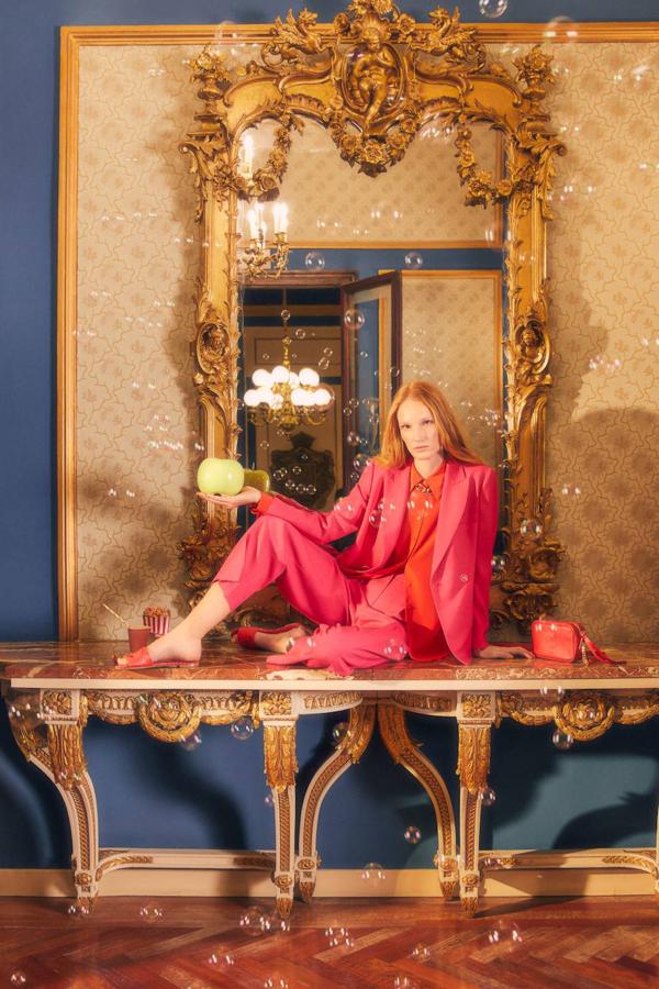 Revitaliza tus looks de oficina más simples, básicos y sosos, con este versátil y elegante traje con blazer y pantalón de vestir en color fucsia, que combinarás con una camisa naranja para llevar la mezcla de tonalidades más popular y favorecedora de la temporada.