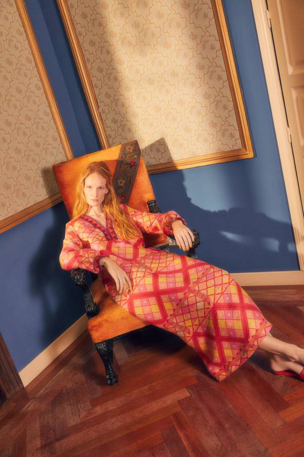 Aquellas que adoren la comodidad y la antepongan a todo a la hora vestir, pero también quieran estar estupendas y seguir las tendencias, se decidirán por este kaftán de estampado geométrico multicolor, estilo boho chic, perfecto para llevar con botas cowboy, sandalias o alpargatas.