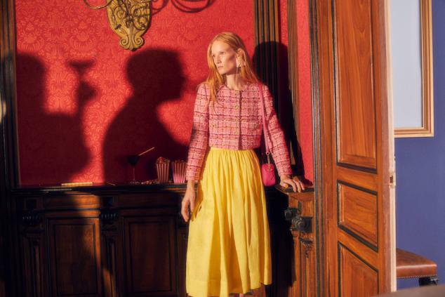 Pero, si buscas fórmulas que llevar a diario con mucho estilo y elegancia, apuesta por el estilo preppy mediante este outfit que combina chaqueta de tweed rosa a cuadros con falda midi de vuelo, en amarillo.