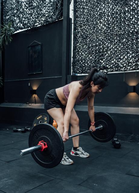 Imagen - Mujer levantando peso muerto/PEXELS
