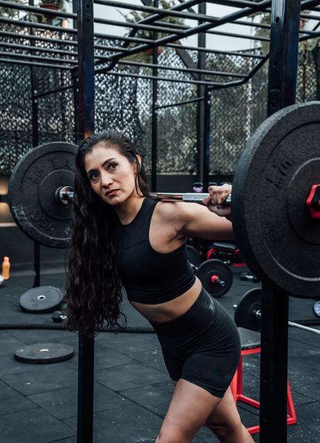 Imagen - Mujer levantando pesas/PEXELS