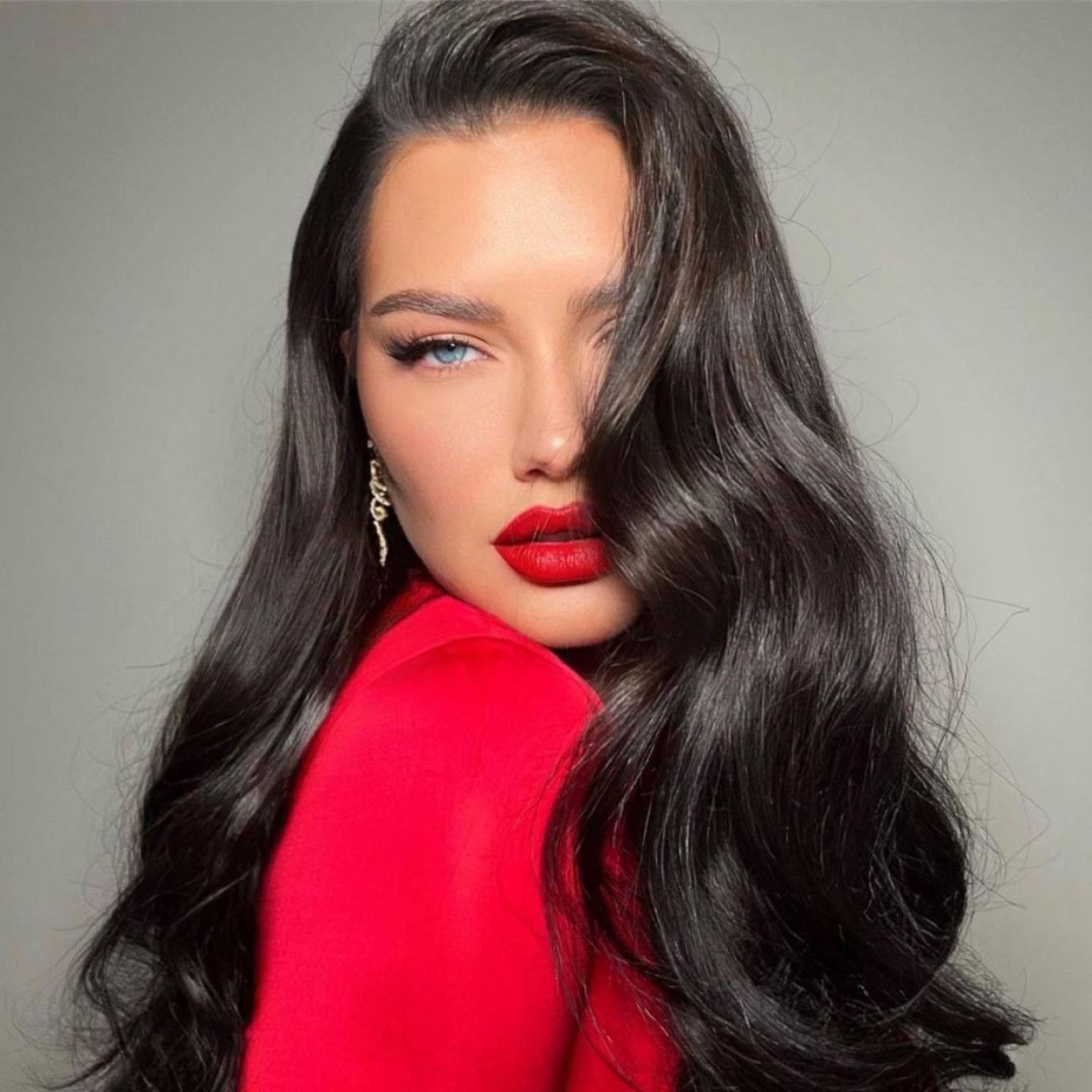 La modelo Adriana Lima presume de melena fuerte y bonita