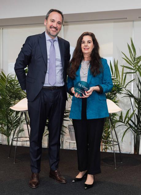 Imagen - Juan Vilda, director de acuerdos de distribución de MAPFRE ESPAÑA ha entregado el premio a Elena Gris, directora de marketing de Hyundai.