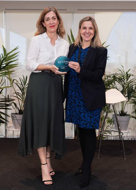 Imagen - Cristina del Rey, directora de comunicación de Ford España, ha recibido el premio de manos de Ainhoa Bergés, directora de marketing del área de lujo, estilo de vida y revistas de Vocento.