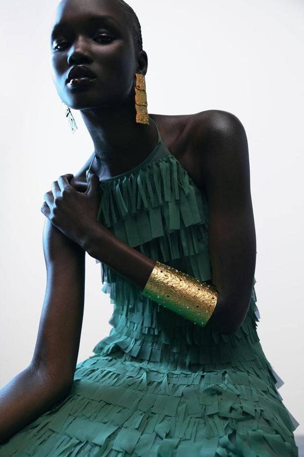 Vestido largo de flecos irregulares superpuestos, cuello halter y espalda al descubierto, color verde, de Zara. Lo encontrarás a 59,95 euros.