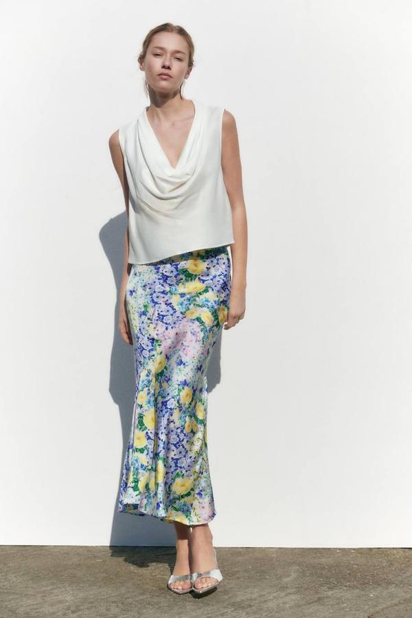 Cuerpo en tejido fluido con escote drapeado y manga sisa, color blanco roto, de Zara. Lo encontrarás a 19,95 euros.