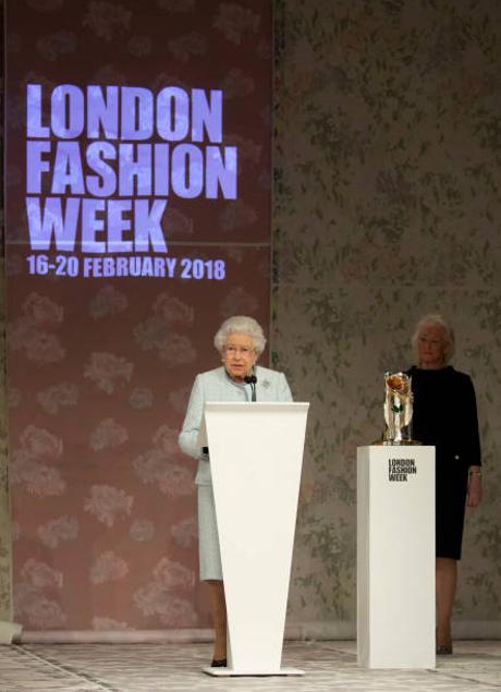 Imagen - Angela Kelly, junto a la reina Isabel II en la London Fashion Week. Foto: Getty.