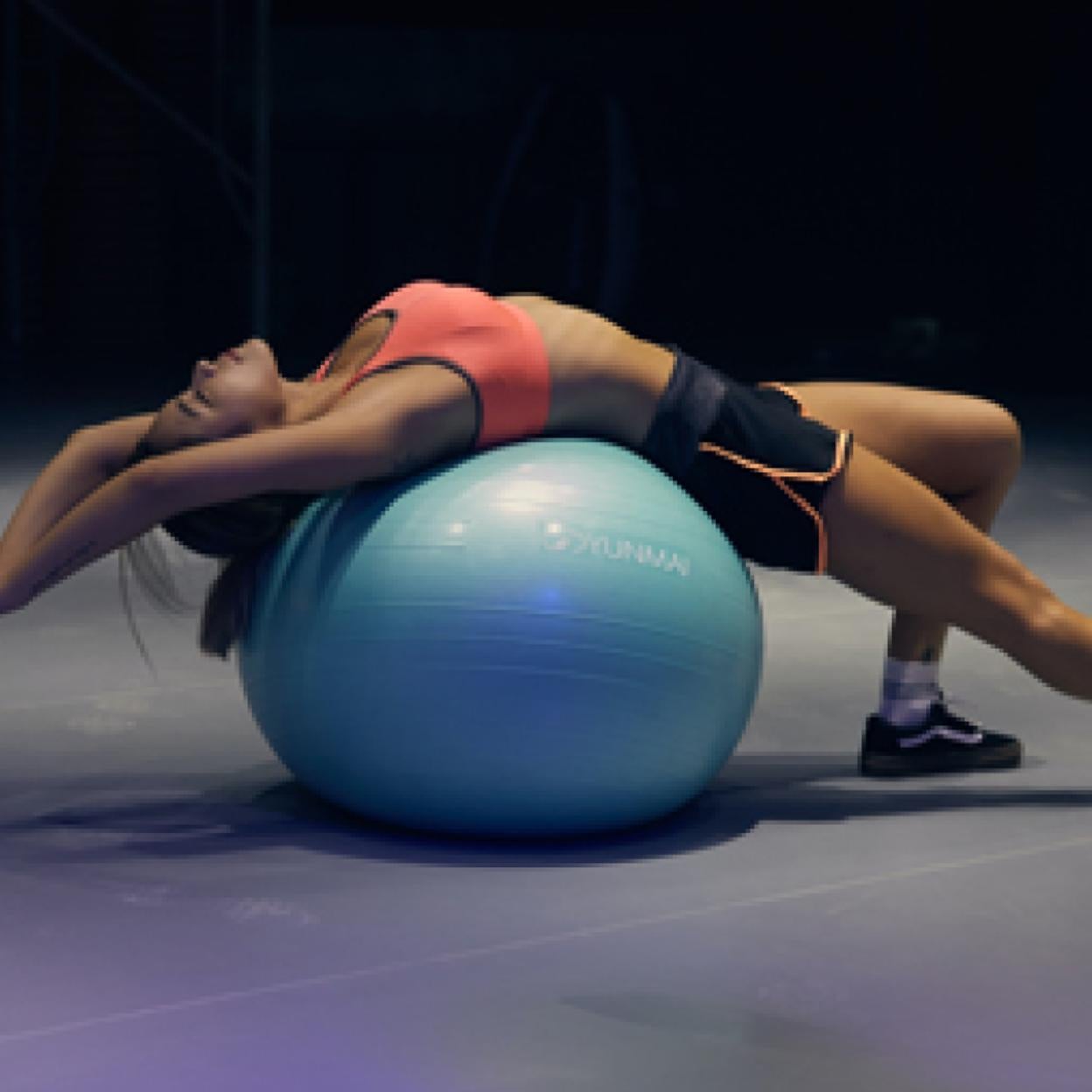 Mujer haciendo curl de isquiotibiales
