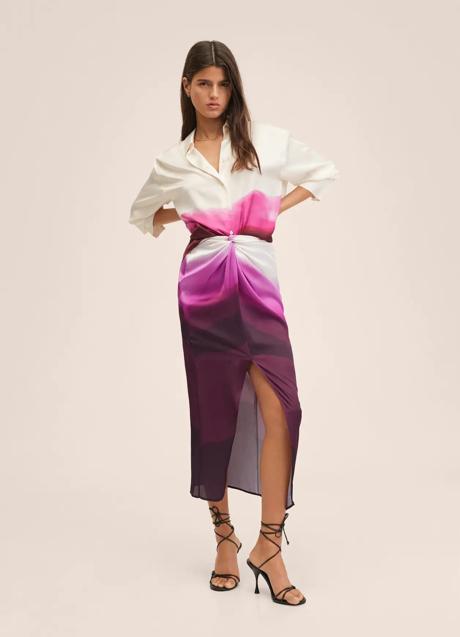 Imagen - Falda midi con estampado tie-dye de Mango Outlet. Foto: Mango Outlet.