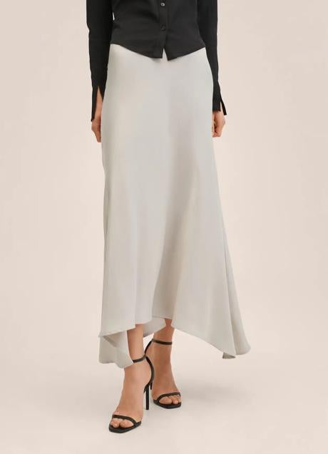 Imagen - Falda con tejido satinado en gris de Mango Outlet. Foto: Mango Outlet.