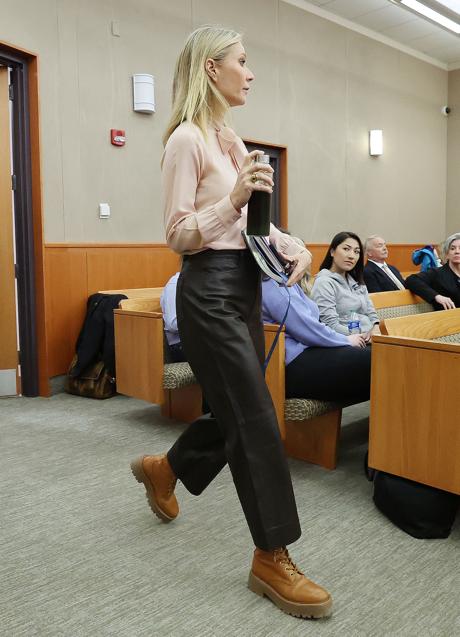 Imagen - Gwyneth Paltrow lució un conjunto muy chic de culottes de piel negra y camisa rosa con lazada con unas botas de inspiración montaña. (FOTO: GETTY IMAGES)