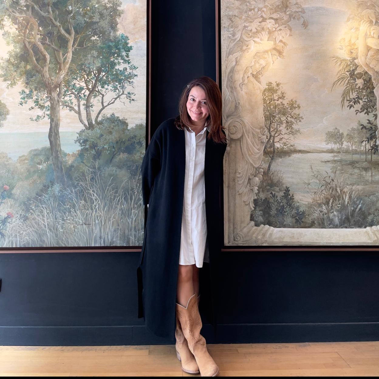 Carol Moreno pintando un mural. 