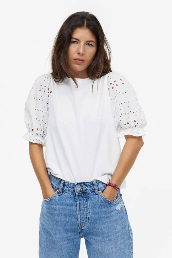 Camiseta básica con mangas cortas bordadas y abullonadas, color blanco, de H&M. La encontrarás a 19,99 euros.